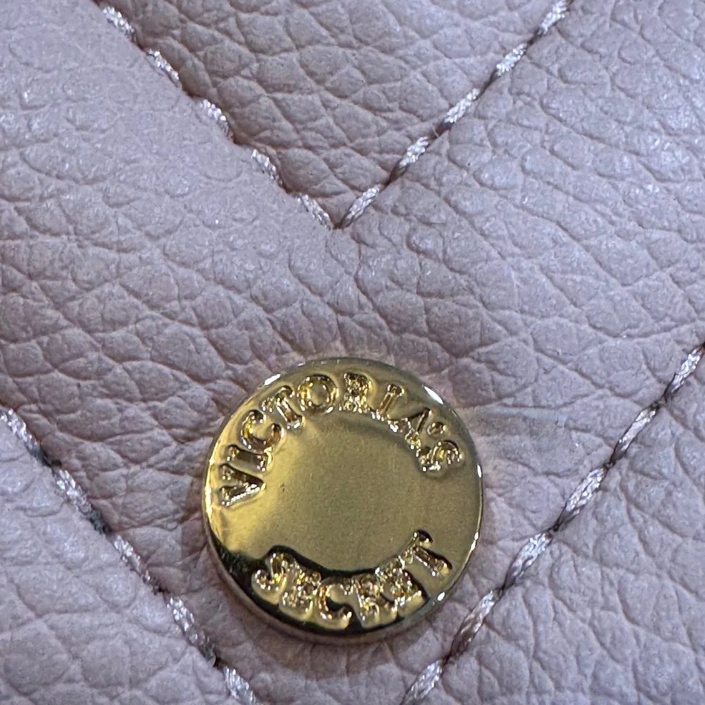 Victorias Secret Pink V-Quilt Faux Leather Earbud Case Keychain 36013824 Gold